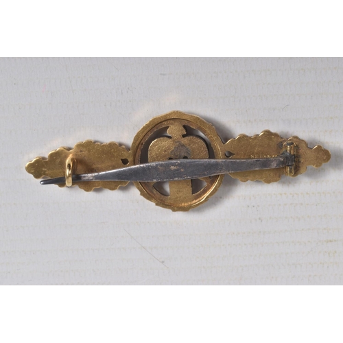 243 - A BOXED GOLD GERMAN LUFTWAFFE CLASP, this is maker marked on the reverse for C.E. JUNKER BERLIN, the... 