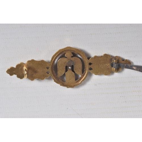 243 - A BOXED GOLD GERMAN LUFTWAFFE CLASP, this is maker marked on the reverse for C.E. JUNKER BERLIN, the... 