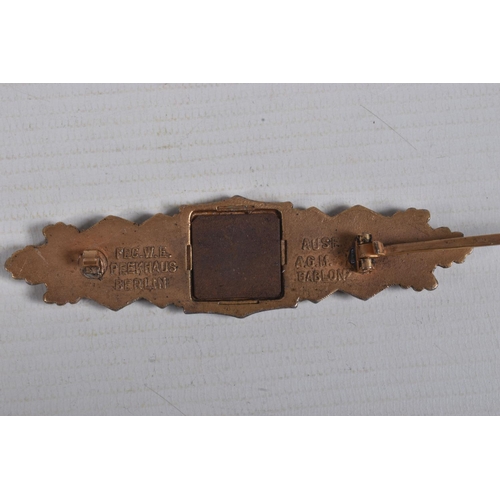 250 - A GERMAN CLOSE COMBAT CLASP IN GOLD WITH MAKERS MARK, the pin and catch are in good condition and th... 