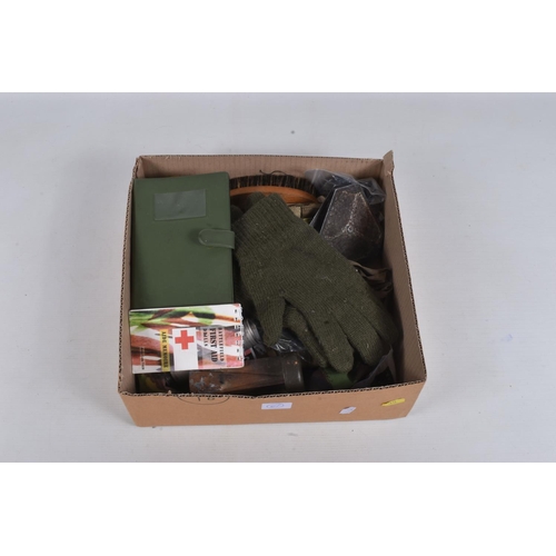 267 - BOX CONTAING SOME MILITARY ITEMS AS FOLLOWS, Army Battlefield/First Aid drills 1988, Aide Memoire in... 