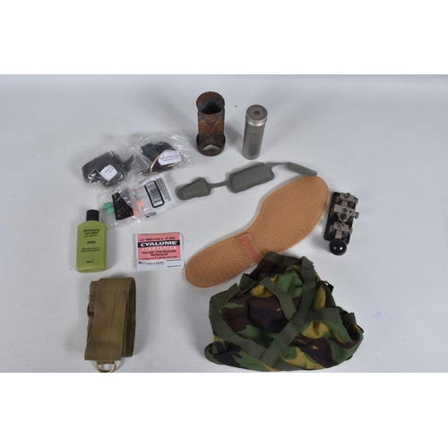 267 - BOX CONTAING SOME MILITARY ITEMS AS FOLLOWS, Army Battlefield/First Aid drills 1988, Aide Memoire in... 