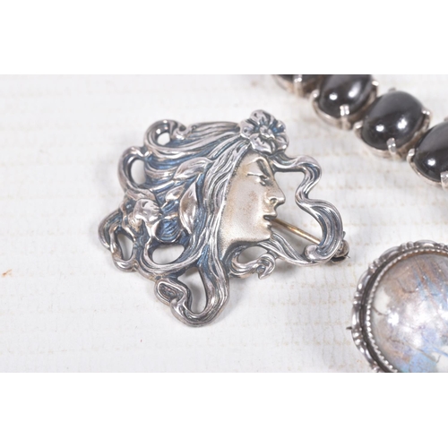 302 - FOUR WHITE METAL ITEMS, to include a white metal and butterfly wing brooch, a salamander style brooc... 