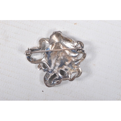 302 - FOUR WHITE METAL ITEMS, to include a white metal and butterfly wing brooch, a salamander style brooc... 