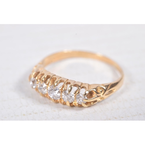 304 - AN 18CT GOLD DIAMOND FIVE STONE RING, set with five graduating old cut diamonds, each in a claw sett... 