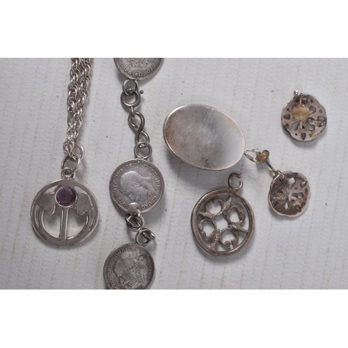 321 - A SMALL SELECTION OF JEWELLERY, to include a white metal tigers eye cabochon pendant fitted with a s... 