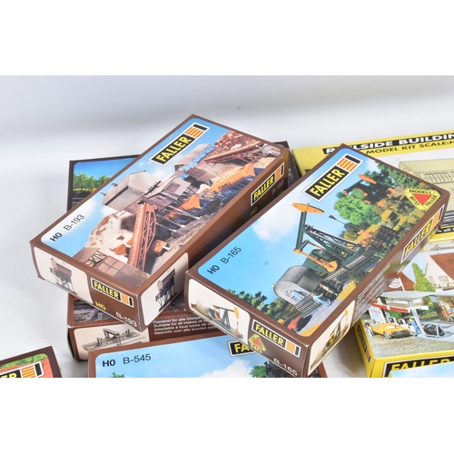 168 - A QUANTITY OF BOXED FALLER HO SCALE PLASTIC LINESIDE BUILDINGS, STRUCTURES AND ACCESSORY KITS, kits ... 