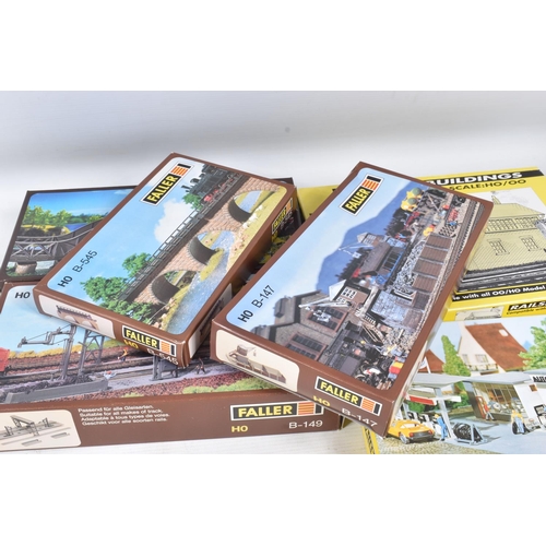 168 - A QUANTITY OF BOXED FALLER HO SCALE PLASTIC LINESIDE BUILDINGS, STRUCTURES AND ACCESSORY KITS, kits ... 