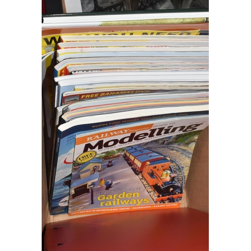 171 - A QUANTITY OF RAILWAY MODELLING BOOKS, GUIDES AND MAGAZINES, guides for assorted scales, styles, era... 