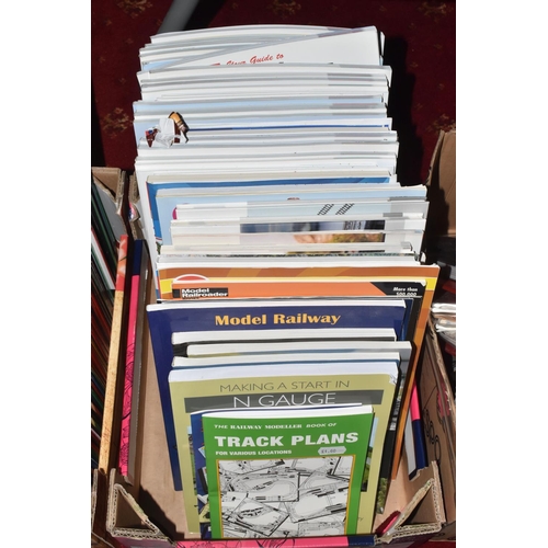 171 - A QUANTITY OF RAILWAY MODELLING BOOKS, GUIDES AND MAGAZINES, guides for assorted scales, styles, era... 