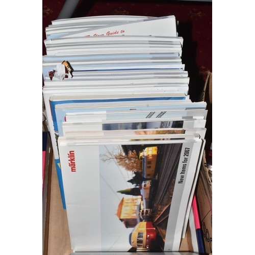 171 - A QUANTITY OF RAILWAY MODELLING BOOKS, GUIDES AND MAGAZINES, guides for assorted scales, styles, era... 