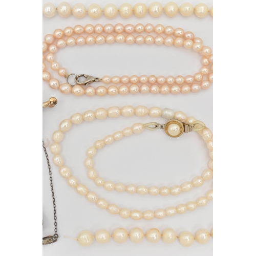 403 - A SMALL ASSORTMENT OF JEWELLERY, to include a cultured pearl and carved coral necklace, with yellow ... 