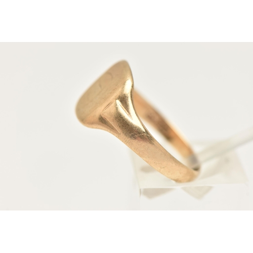 424 - A GENTS 9CT GOLD SIGNET RING, of a square form with a worn engraving, leading onto a polished split ... 