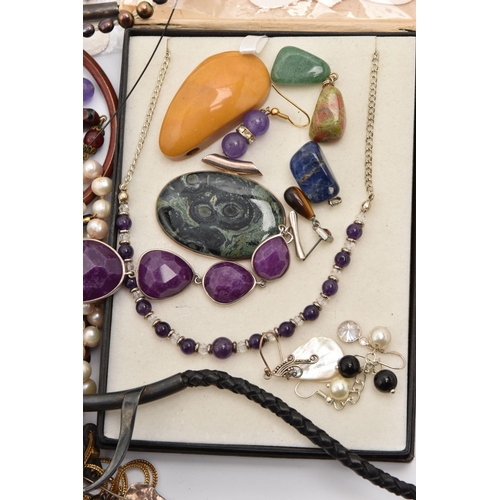 470 - A BAG OF ASSORTED SEMI-PRECIOUS GEMSTONE JEWELLERY, to include a large copal amber pendant and black... 