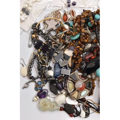 470 - A BAG OF ASSORTED SEMI-PRECIOUS GEMSTONE JEWELLERY, to include a large copal amber pendant and black... 