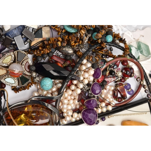 470 - A BAG OF ASSORTED SEMI-PRECIOUS GEMSTONE JEWELLERY, to include a large copal amber pendant and black... 