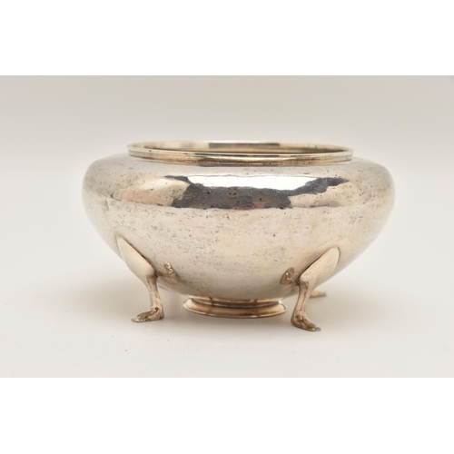 480 - AN EARLY 20TH CENTURY SILVER SUGAR BOWL, of a polished cauldron form, on four feet, hallmarked 'Will... 