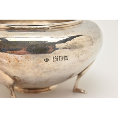 480 - AN EARLY 20TH CENTURY SILVER SUGAR BOWL, of a polished cauldron form, on four feet, hallmarked 'Will... 