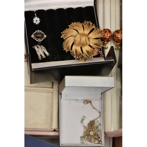 520 - A BOX OF ASSORTED COSTUME JEWELLERY AND ITEMS, to include a gold tone 'Monet' floral brooch, chains,... 