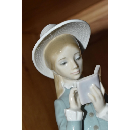 751 - TWO LLADRO FIGURINES comprising a 'Medieval Lady Embroidering' No. 5126, issued between 1982 and 199... 