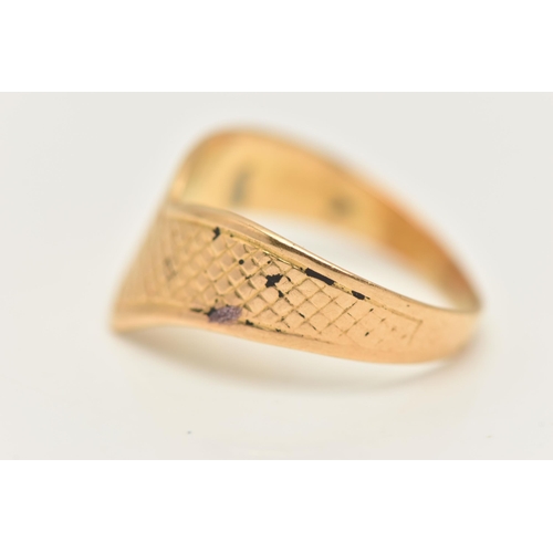 461 - A YELLOW METAL ENGINGE TURNED PATTERN WISHBONE RING, stamped 750 Italian marks, ring size F, approxi... 