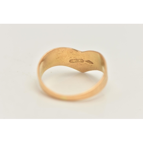 461 - A YELLOW METAL ENGINGE TURNED PATTERN WISHBONE RING, stamped 750 Italian marks, ring size F, approxi... 