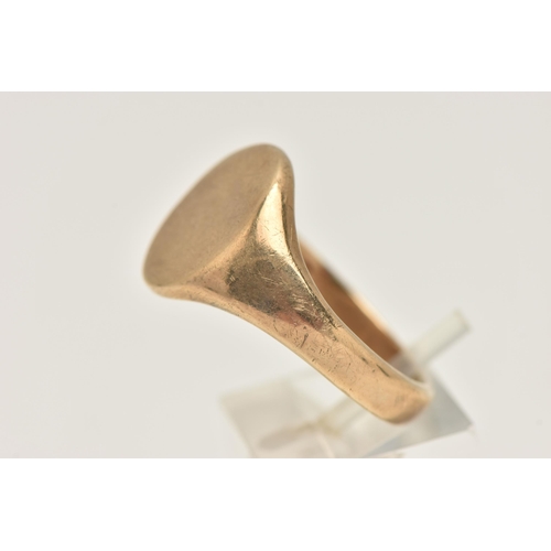 463 - A GENTS HEAVY 9CT GOLD SIGNET RING, of an oval polished form, to a polished band, hallmarked 9ct Bir... 