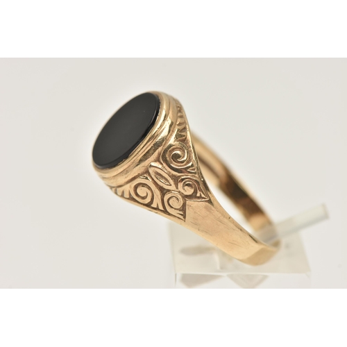 464 - A GENTS 9CT GOLD ONYX SIGNET RING, of an oval form, set with a polished onyx inlay, collet set to th... 