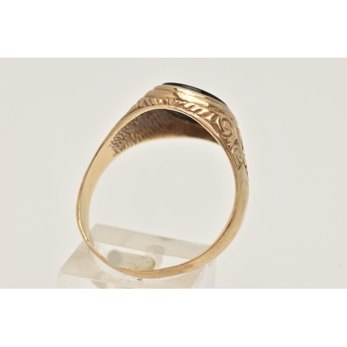 464 - A GENTS 9CT GOLD ONYX SIGNET RING, of an oval form, set with a polished onyx inlay, collet set to th... 