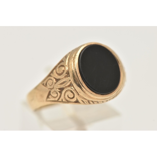 464 - A GENTS 9CT GOLD ONYX SIGNET RING, of an oval form, set with a polished onyx inlay, collet set to th... 