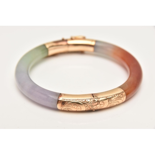 475 - A MULTI-COLOURED JADE BANGLE, a circular hinged bangle with yellow metal fittings with a push pin in... 