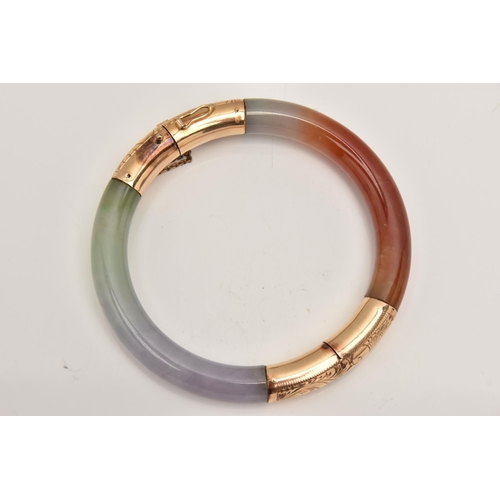 475 - A MULTI-COLOURED JADE BANGLE, a circular hinged bangle with yellow metal fittings with a push pin in... 