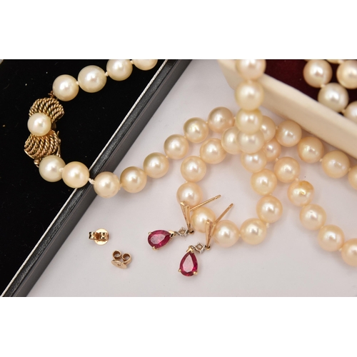 492 - A PEARL NECKLACE AND A PAIR OF EARRINGS, a single strand of cultured pearls, fitted with a yellow me... 