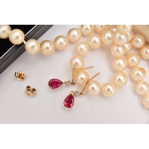 492 - A PEARL NECKLACE AND A PAIR OF EARRINGS, a single strand of cultured pearls, fitted with a yellow me... 