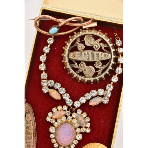 493 - AN ASSORTMENT OF JEWELLERY, to include a 'Mizpah' brooch, a name brooch with the name 'Edith', a 'Sp... 