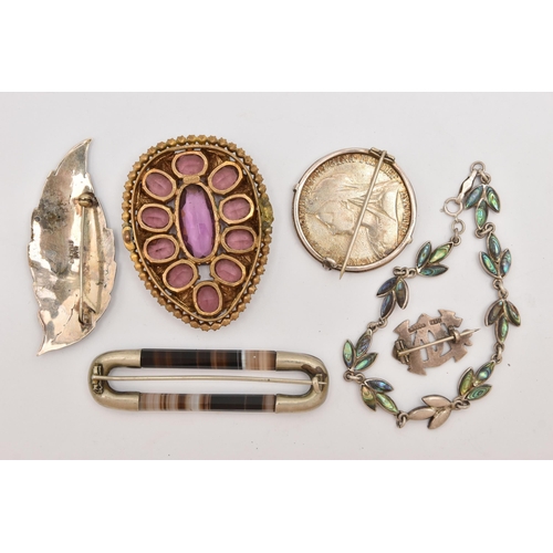 496 - A BAG OF ASSORTED JEWELLERY, to include a Victorian white metal and banded agate brooch, unmarked, f... 