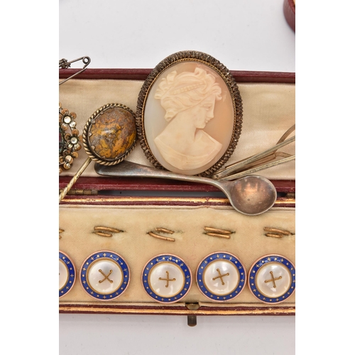 513 - ASSORTED ITEMS, to include a cased set of six yellow metal blue enamel and mother of pearl dress stu... 