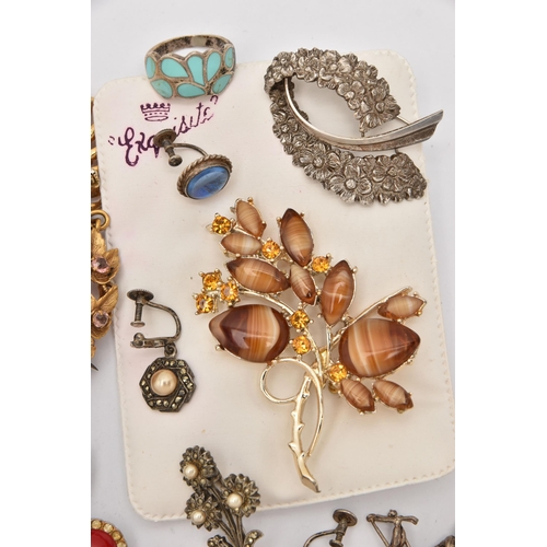 517 - AN ASSORTMENT OF WHITE METAL AND COSTUME JEWELLERY, to include a curb link bracelet fitted with a he... 