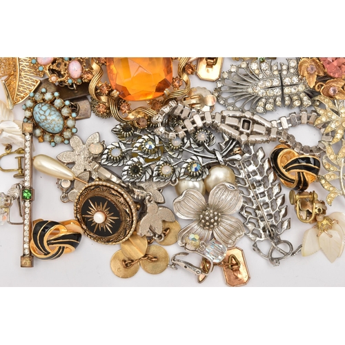 517 - AN ASSORTMENT OF WHITE METAL AND COSTUME JEWELLERY, to include a curb link bracelet fitted with a he... 