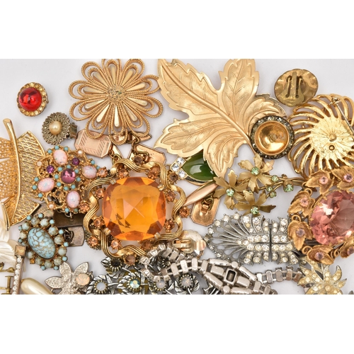 517 - AN ASSORTMENT OF WHITE METAL AND COSTUME JEWELLERY, to include a curb link bracelet fitted with a he... 