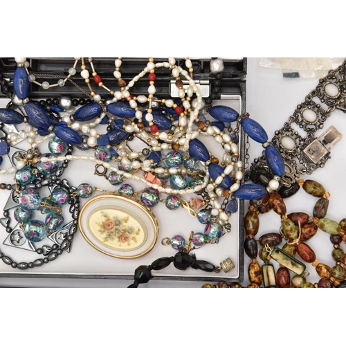 521 - ASSORTED COSTUME JEWELLERY, to include a lapis lazuli and cultured pearl bead necklace, fitted with ... 