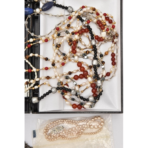 521 - ASSORTED COSTUME JEWELLERY, to include a lapis lazuli and cultured pearl bead necklace, fitted with ... 