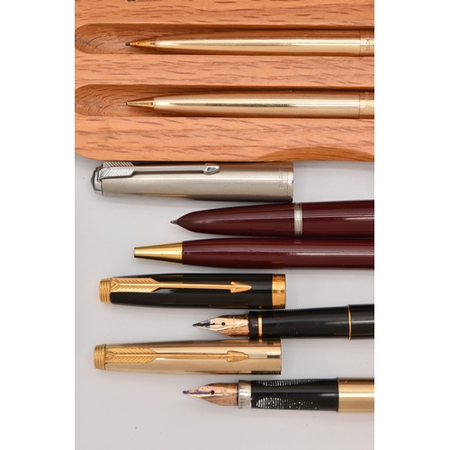 525 - ASSORTED 'PARKER' PENS, to include two fountain pens both with nibs stamped 14k, a burgundy cased fo... 