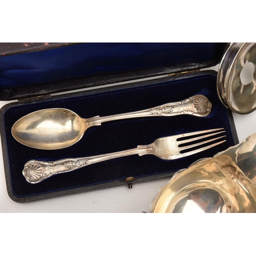 542 - AN ASSORTMENT OF SILVER ITEMS, to include a cased silver christening set, hallmarked Sheffield, a ca... 