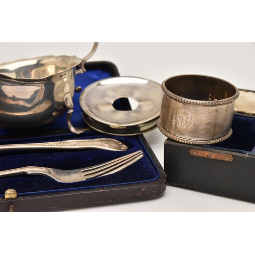 542 - AN ASSORTMENT OF SILVER ITEMS, to include a cased silver christening set, hallmarked Sheffield, a ca... 