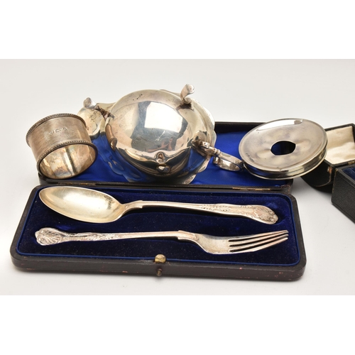 542 - AN ASSORTMENT OF SILVER ITEMS, to include a cased silver christening set, hallmarked Sheffield, a ca... 