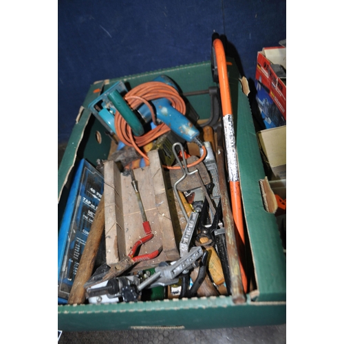 70 - A TRAY AND LOOSE OF HAND AND POWER TOOLS including a Woden vice, a Wolfcraft sanding attachment, a v... 