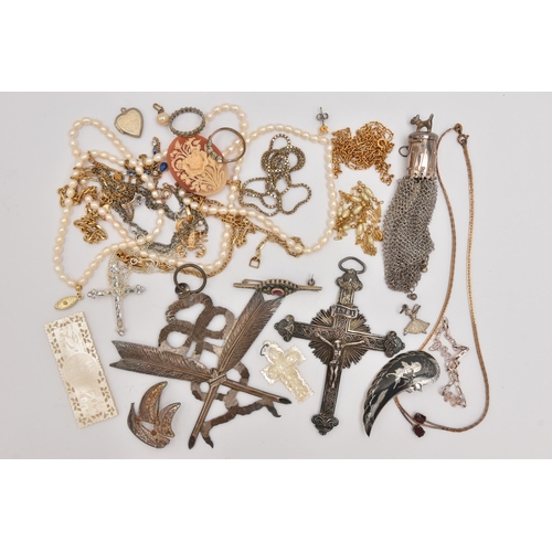 493 - AN ASSORTMENT OF JEWELLERY, to include a large silver pendant, hallmarked London, approximate gross ... 