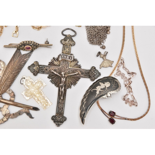 493 - AN ASSORTMENT OF JEWELLERY, to include a large silver pendant, hallmarked London, approximate gross ... 