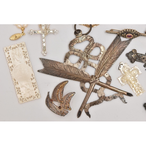 493 - AN ASSORTMENT OF JEWELLERY, to include a large silver pendant, hallmarked London, approximate gross ... 