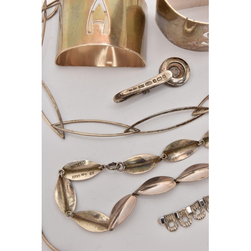 494 - ASSORTED SILVER ITEMS, to include a pair of D shape initial napkin rings, hallmarked Birmingham 1984... 